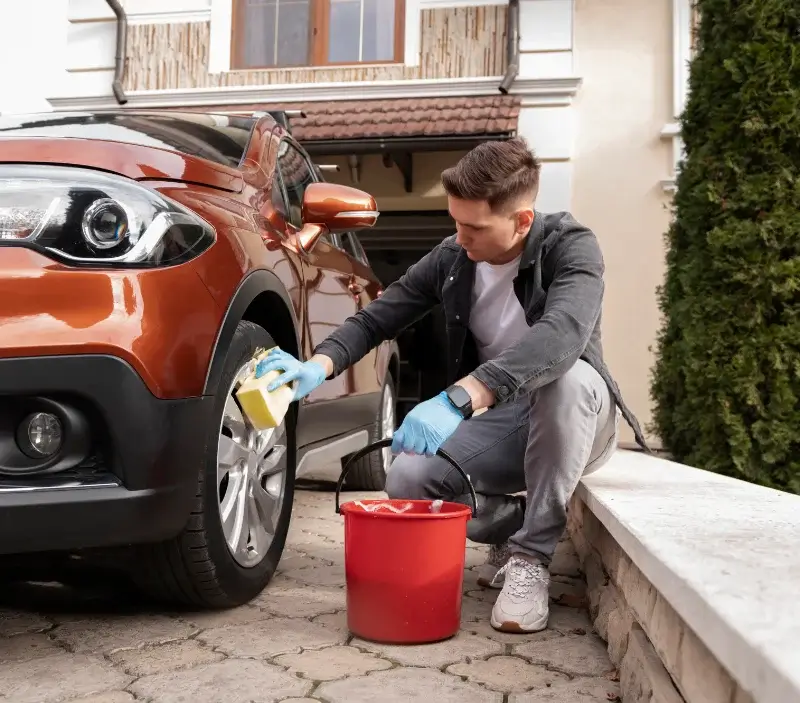 Lavage auto à domicile Neuville-sur-Brenne : professionnel intervenant sur un véhicule